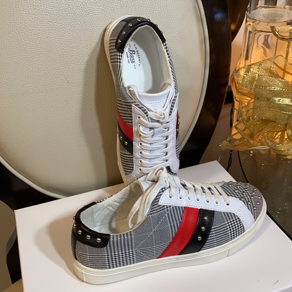 Bass sneakers fairly used in good condition. - Picture 4 of 5